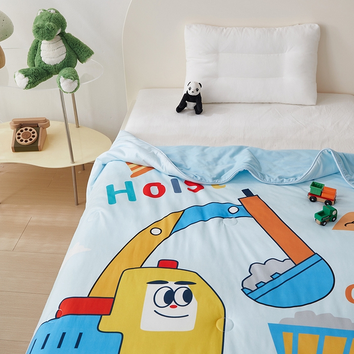 91家纺网 家纺一手货源 找家纺 荷马之梦 2025新款卡通数码印花大版针织棉儿童夏被-绵绵系列 工程小车队