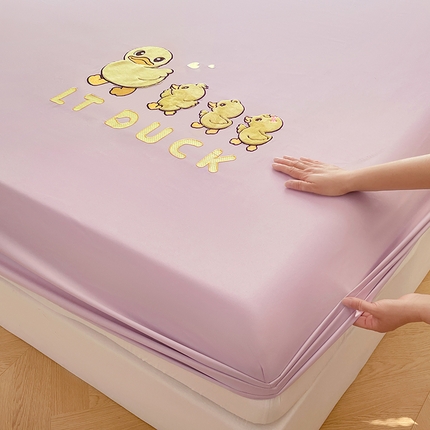 91家纺网 家纺一手货源 找家纺 圣比熊 2025新款针织棉双层纱床笠-小黄鸭 旅行鸭-香芋紫