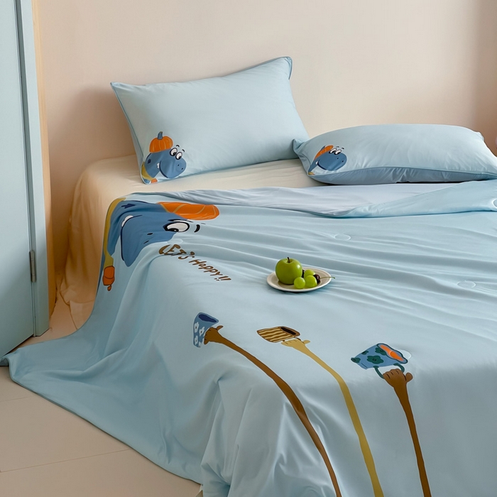 91家纺网 家纺一手货源 找家纺 大彩家居 2025新款凉感丝大版数码印花夏凉被 南瓜恐龙-蓝