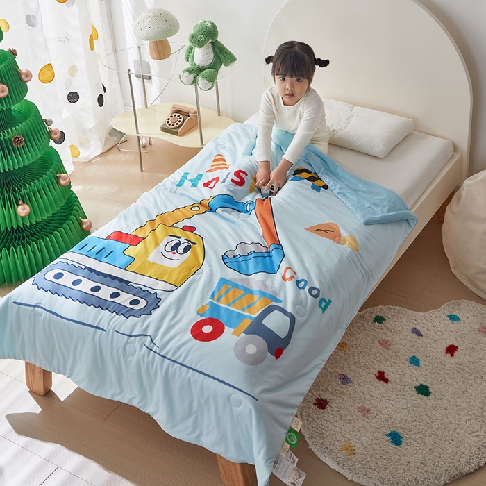 91家纺网 家纺一手货源 找家纺 荷马之梦 2025新款卡通数码印花大版针织棉儿童夏被-绵绵系列 工程小车队