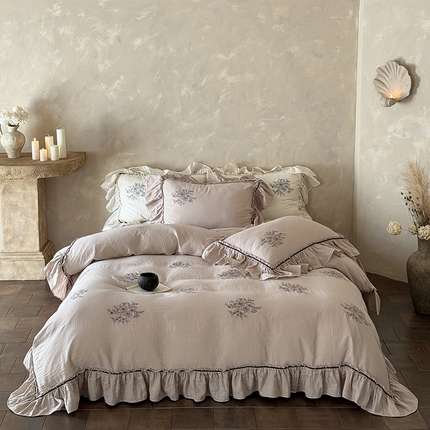 91家纺网 家纺一手货源 找家纺 （总）佳汐蓝 2025春夏新品双层皱皱纱刺绣+织带+荷叶边四件套--白茶花