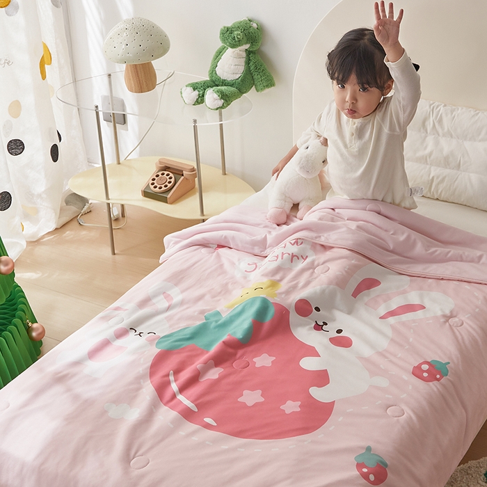 91家纺网 家纺一手货源 找家纺 荷马之梦 2025新款卡通数码印花大版针织棉儿童夏被-绵绵系列 糖果兔