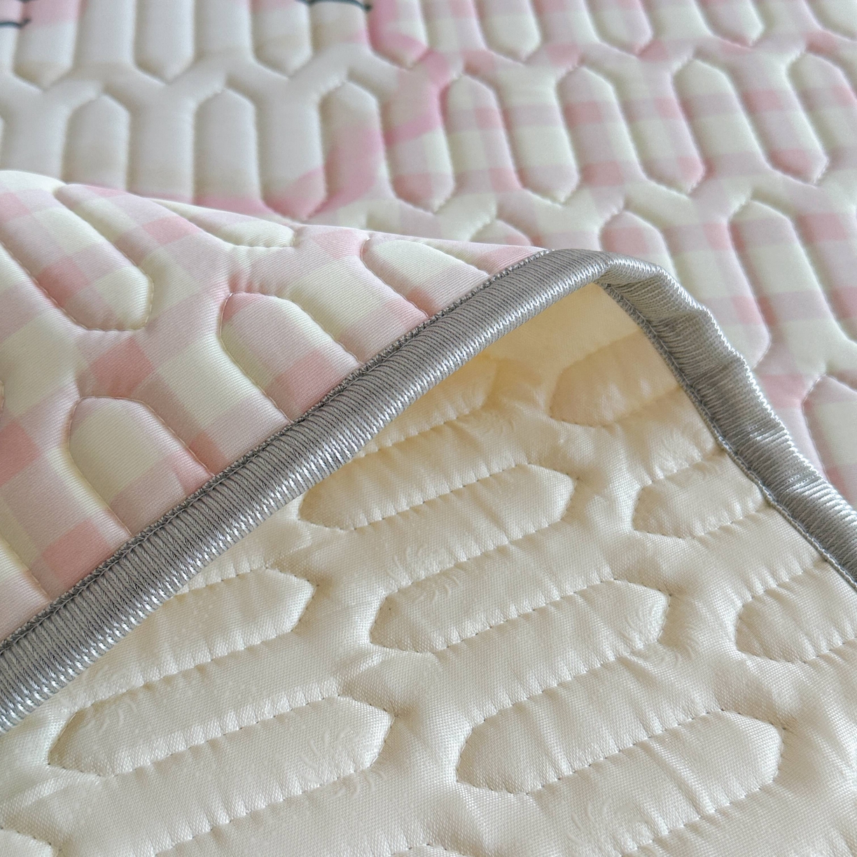 91家纺网 家纺一手货源 找家纺 美乐迪家纺2025新款凉感丝乳胶凉席夏被夏凉被空调被 猫咪聚会