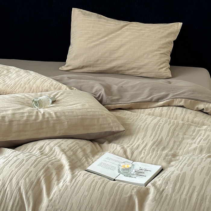 91家纺网 家纺一手货源 找家纺 梦享生活家居 2025新款色织三层提花人字纹面料四件套-青春系列 恋青春浅棕