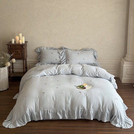 91家纺网 家纺一手货源 找家纺 （总）佳汐蓝 2025春夏新品双层皱皱纱刺绣+荷叶边四件套--花与浔