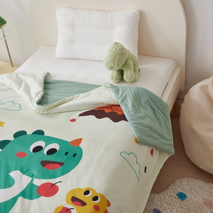 91家纺网 家纺一手货源 找家纺 荷马之梦 2025新款卡通数码印花大版针织棉儿童夏被-绵绵系列 恐龙伙伴