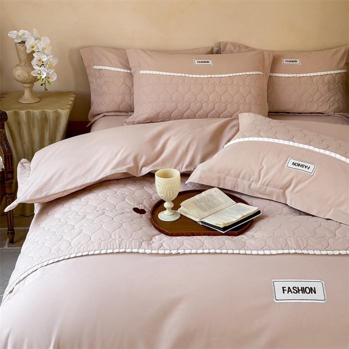 91家纺网 家纺一手货源 找家纺 红番天家居馆 2025新款浪漫桃心-全棉绗缝磨毛四件套 奶咖