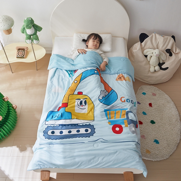 91家纺网 家纺一手货源 找家纺 荷马之梦 2025新款卡通数码印花大版针织棉儿童夏被-绵绵系列 工程小车队