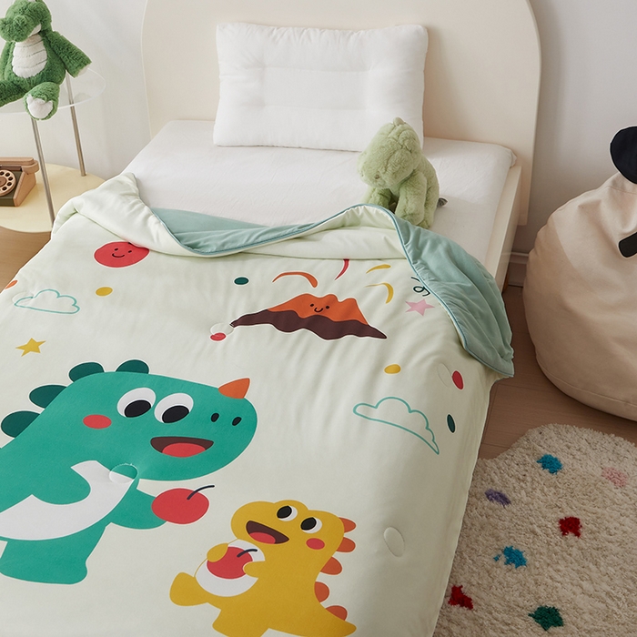 91家纺网 家纺一手货源 找家纺 荷马之梦 2025新款卡通数码印花大版针织棉儿童夏被-绵绵系列 恐龙伙伴