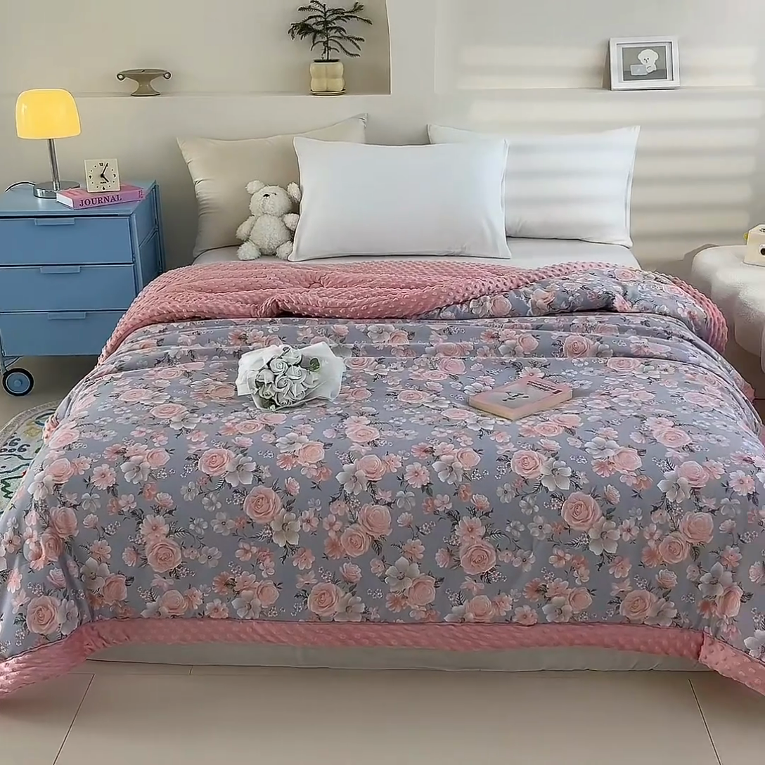 91家纺网 家纺一手货源 找家纺 爱宝被业 2025新款A类凉感豆豆绒羽丝棉夏被 爱的花海