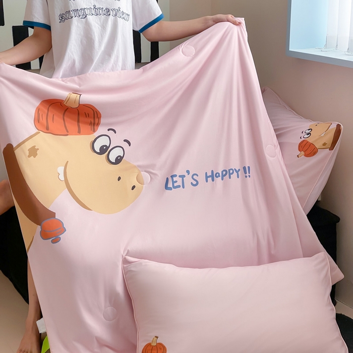 91家纺网 家纺一手货源 找家纺 大彩家居 2025新款凉感丝大版数码印花夏凉被 南瓜恐龙-粉