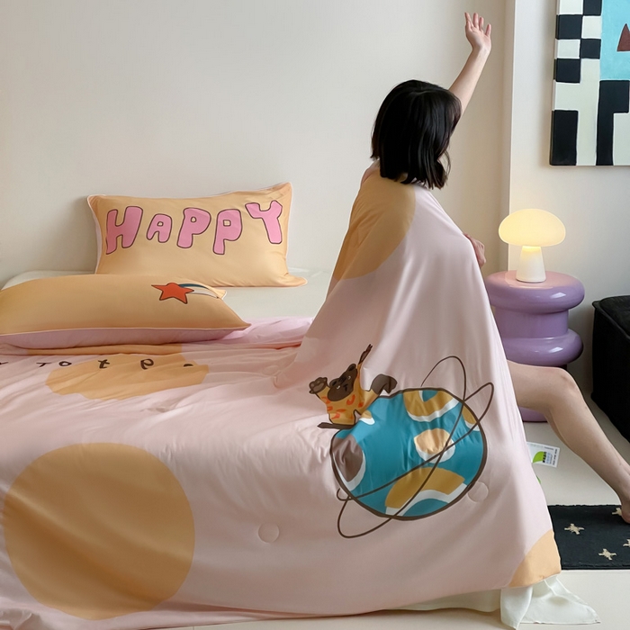 91家纺网 家纺一手货源 找家纺 大彩家居 2025新款凉感丝大版数码印花夏凉被 快乐星球