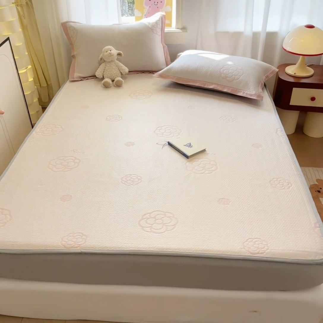 91家纺网 家纺一手货源 找家纺 雅居纺家纺 2025春夏新款A类加厚三明治底提花凉感席床笠款 山茶花