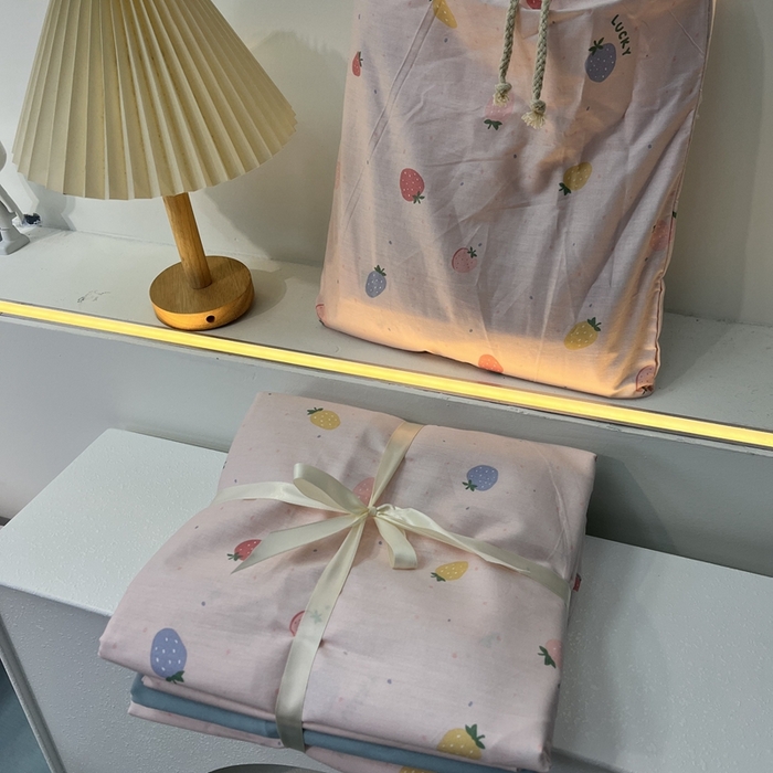 91家纺网 家纺一手货源 找家纺 花西夫人2025新款13372纯棉印花全棉四件套床单床笠款草莓奶昔-天蓝