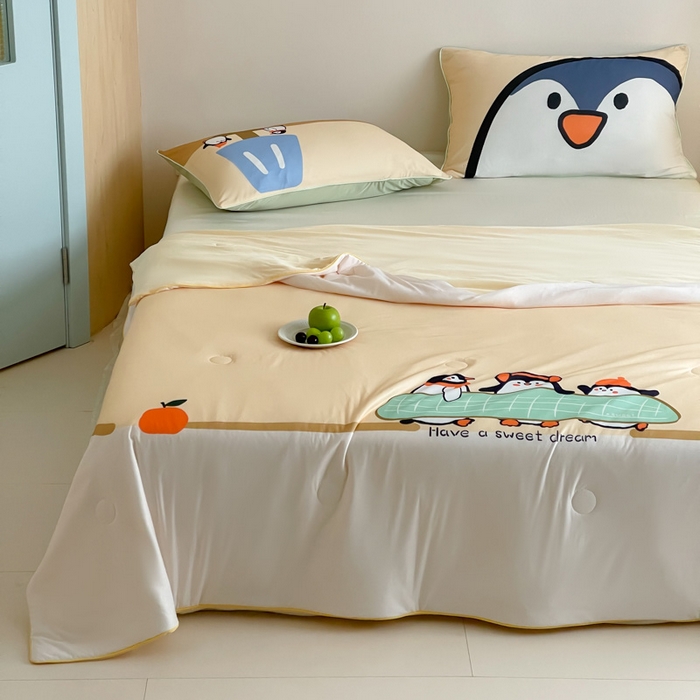 91家纺网 家纺一手货源 找家纺 大彩家居 2025新款凉感丝大版数码印花夏凉被 呆萌小企鹅