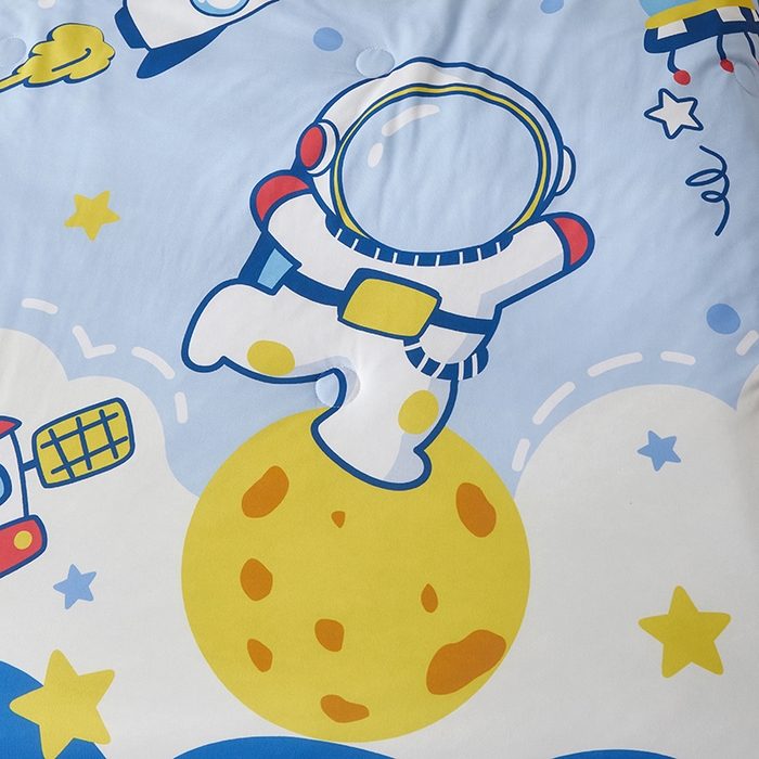 91家纺网 家纺一手货源 找家纺 荷马之梦 2025新款卡通数码印花大版针织棉儿童夏被-绵绵系列 太空漫步