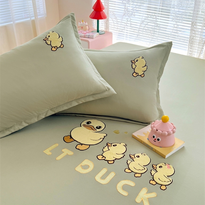 91家纺网 家纺一手货源 找家纺 梦舒羽 2025新款针织棉双层纱床笠-小黄鸭 旅行鸭-豆绿