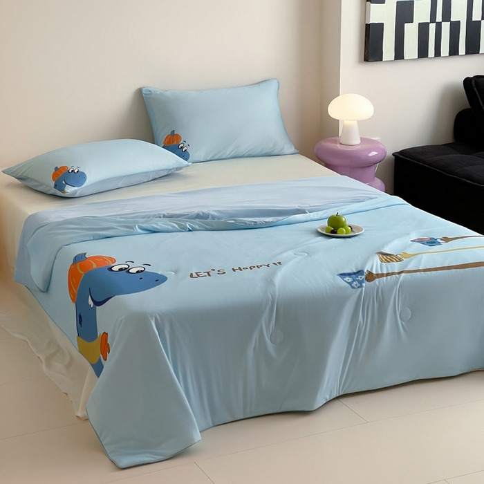 91家纺网 家纺一手货源 找家纺 大彩家居 2025新款凉感丝大版数码印花夏凉被 南瓜恐龙-蓝