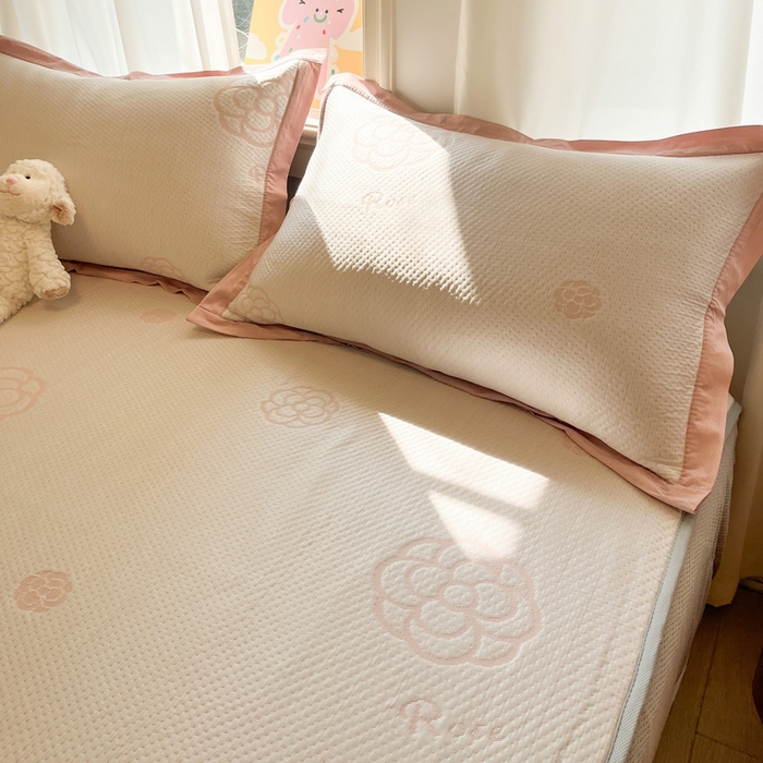 91家纺网 家纺一手货源 找家纺 雅居纺家纺 2025春夏新款A类加厚三明治底提花凉感席床笠款 山茶花