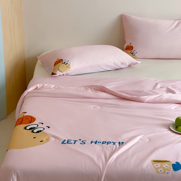 91家纺网 家纺一手货源 找家纺 大彩家居 2025新款凉感丝大版数码印花夏凉被 南瓜恐龙-粉