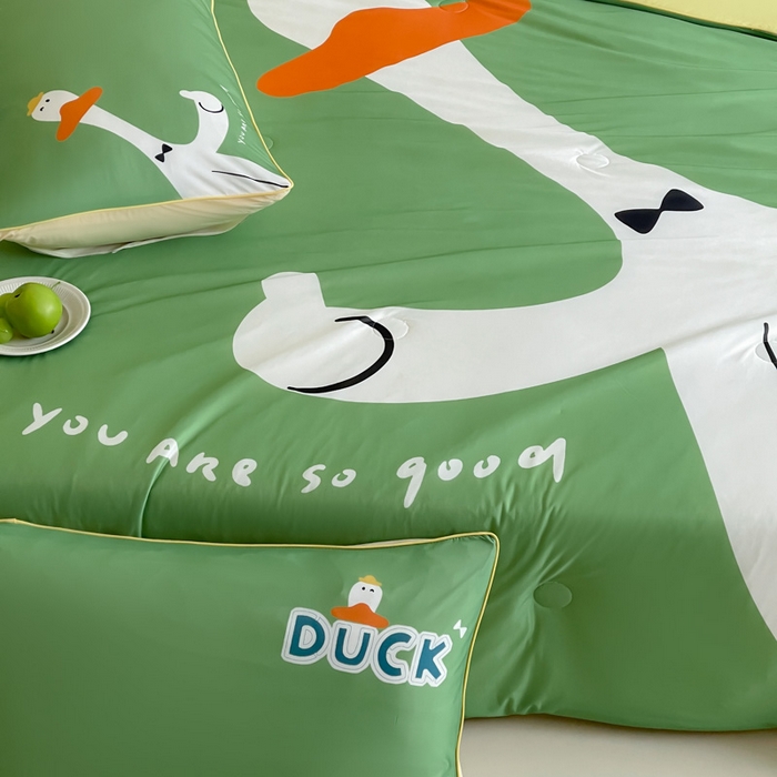 91家纺网 家纺一手货源 找家纺 大彩家居 2025新款凉感丝大版数码印花夏凉被 快乐鸭