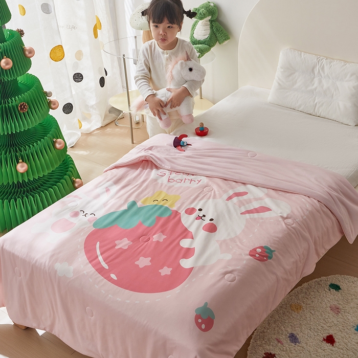 91家纺网 家纺一手货源 找家纺 荷马之梦 2025新款卡通数码印花大版针织棉儿童夏被-绵绵系列 糖果兔