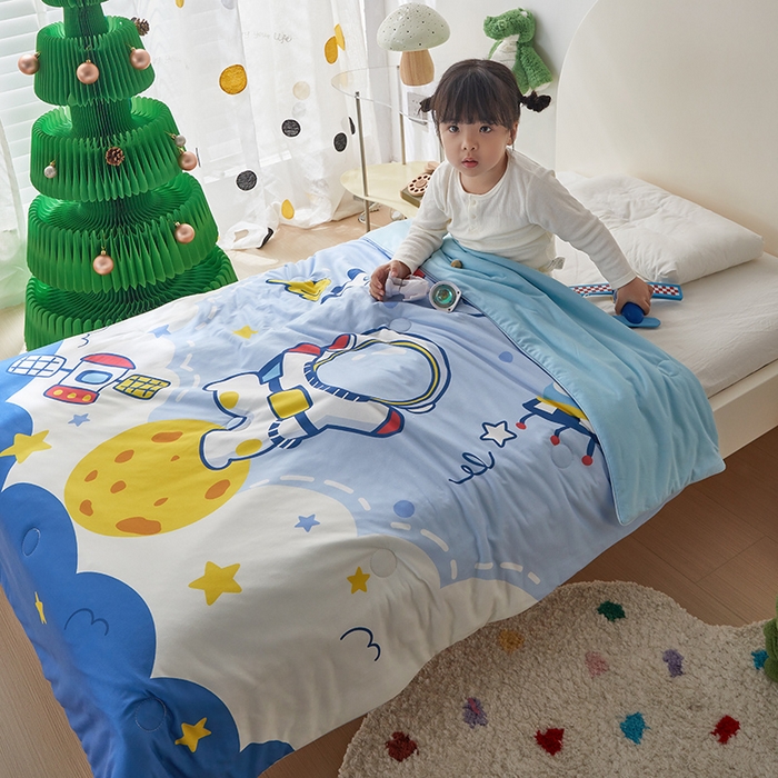 91家纺网 家纺一手货源 找家纺 荷马之梦 2025新款卡通数码印花大版针织棉儿童夏被-绵绵系列 太空漫步