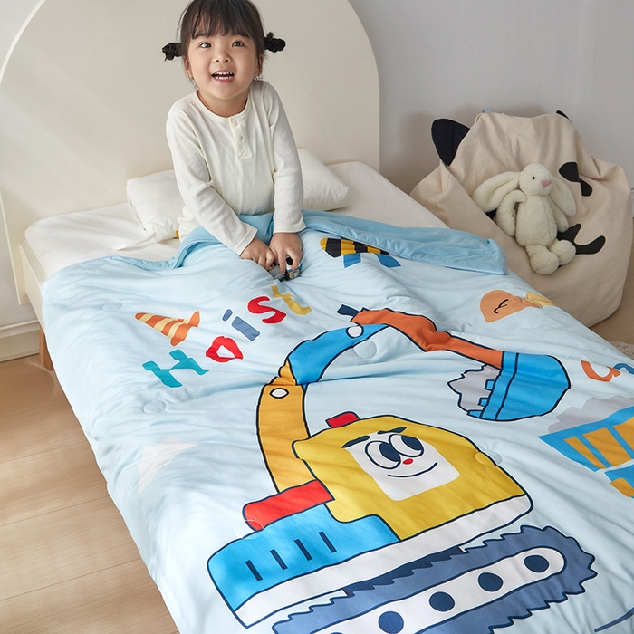 91家纺网 家纺一手货源 找家纺 荷马之梦 2025新款卡通数码印花大版针织棉儿童夏被-绵绵系列 工程小车队