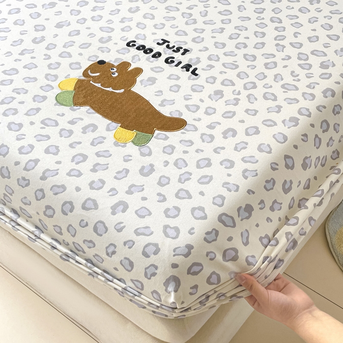 91家纺网 家纺一手货源 找家纺 雅居纺家纺 2025春夏新款全棉纯棉绣花A类老粗布单床笠床笠单件 奔跑小狗