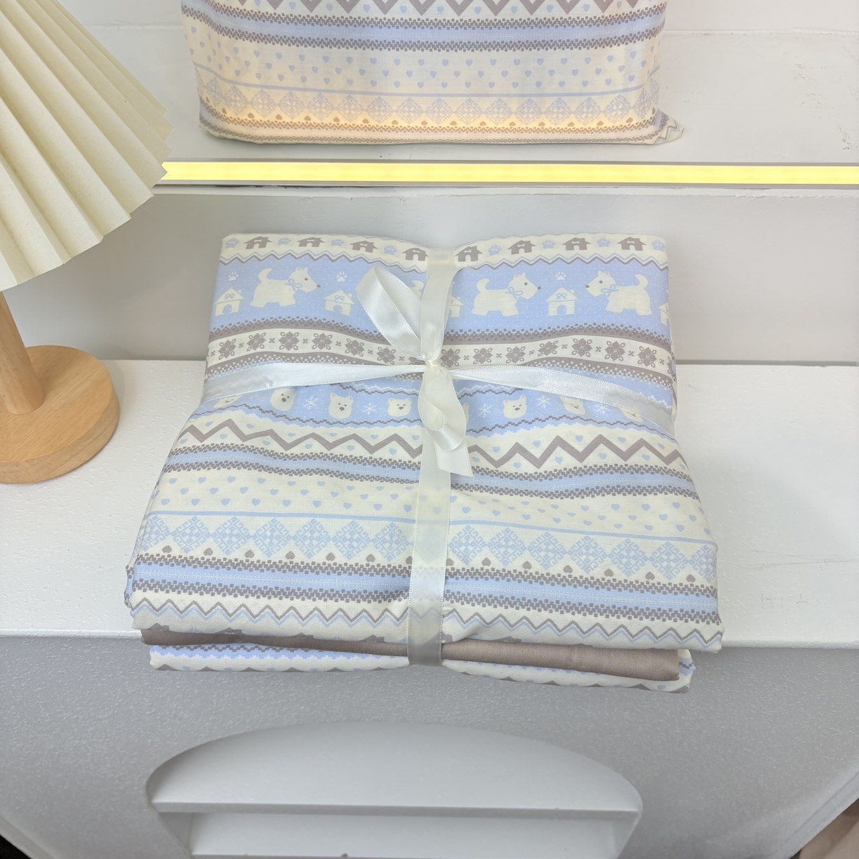 91家纺网 家纺一手货源 找家纺 花西夫人2025新款13372纯棉印花全棉四件套床单床笠款费尔岛（蓝）