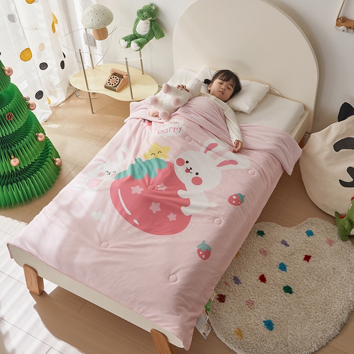 91家纺网 家纺一手货源 找家纺 荷马之梦 2025新款卡通数码印花大版针织棉儿童夏被-绵绵系列 糖果兔