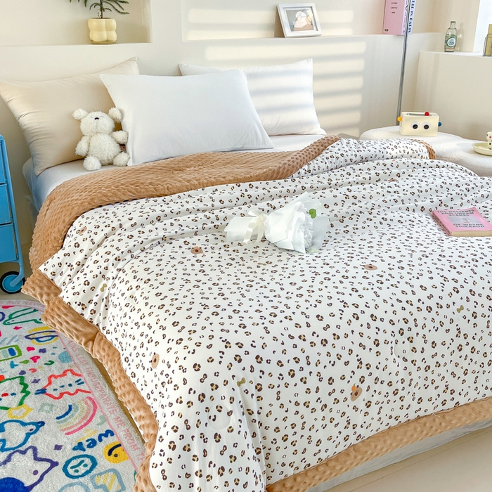 91家纺网 家纺一手货源 找家纺 爱宝被业 2025新款A类凉感豆豆绒羽丝棉夏被 卡皮巴拉