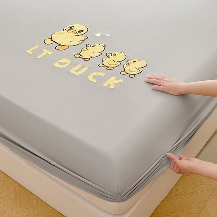 91家纺网 家纺一手货源 找家纺 圣比熊 2025新款针织棉双层纱床笠-小黄鸭 旅行鸭-浅灰