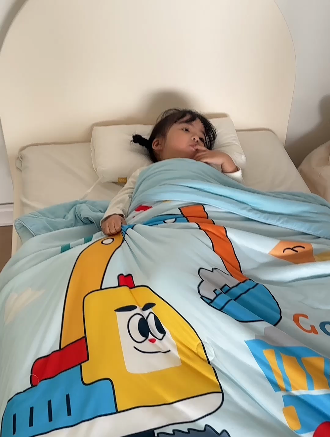 91家纺网 家纺一手货源 找家纺 荷马之梦 2025新款卡通数码印花大版针织棉儿童夏被-绵绵系列 工程小车队