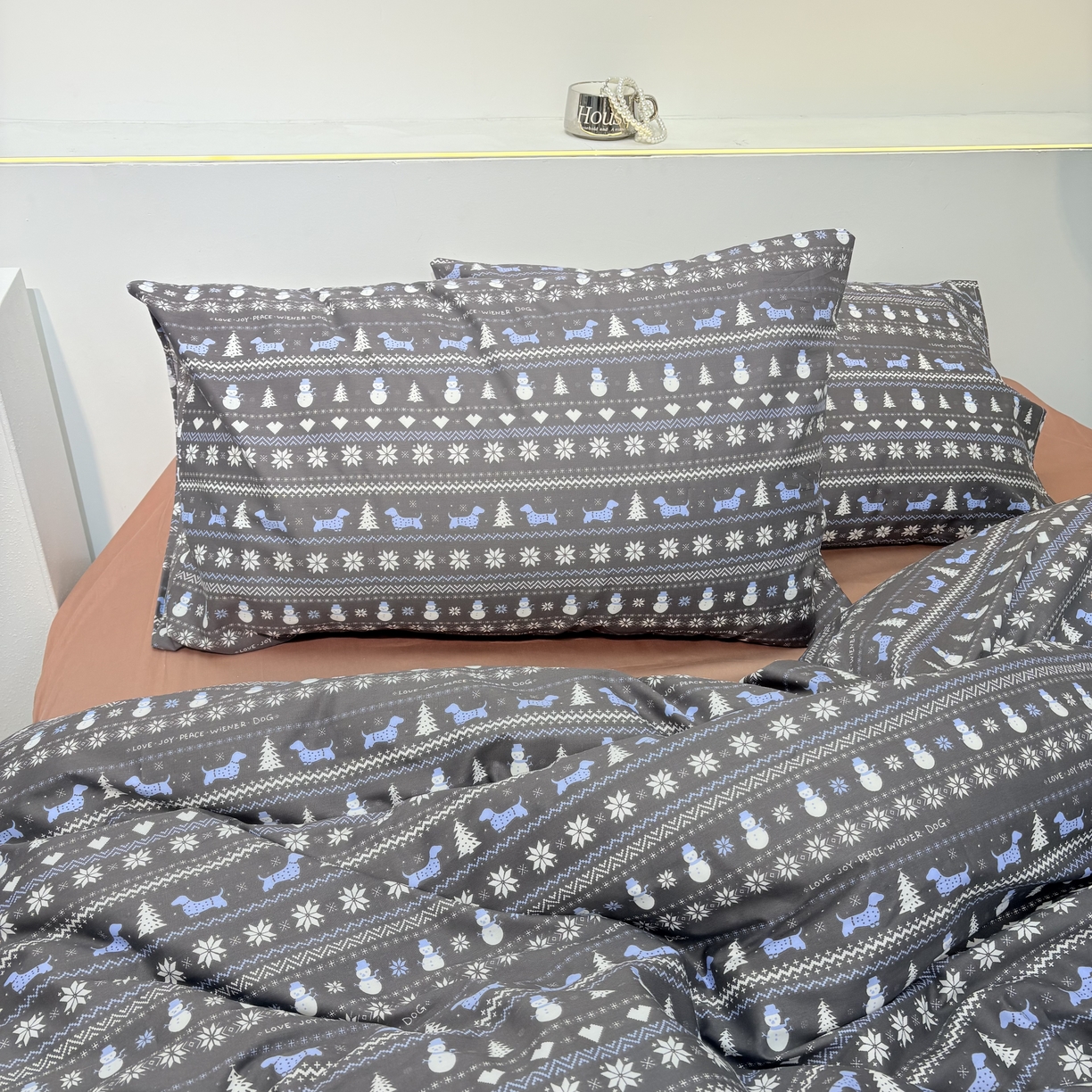 91家纺网 家纺一手货源 找家纺 花西夫人2025新款13372纯棉印花全棉四件套床单床笠款费尔岛（黑咖）