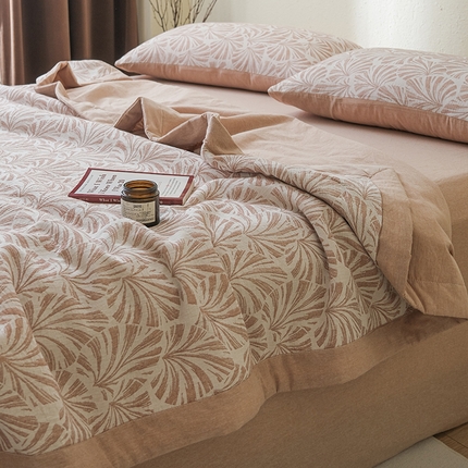 91家纺网 家纺一手货源 找家纺 优被业 2025新款A类全棉中古风全棉三层纱提花大豆夏被 灵叶-咖