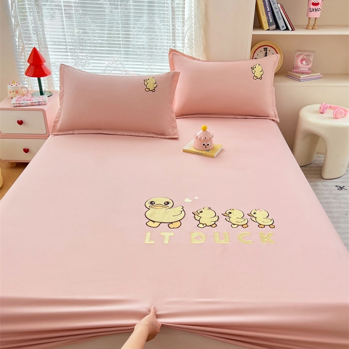 91家纺网 家纺一手货源 找家纺 梦舒羽 2025新款针织棉双层纱床笠-小黄鸭 旅行鸭-浅粉