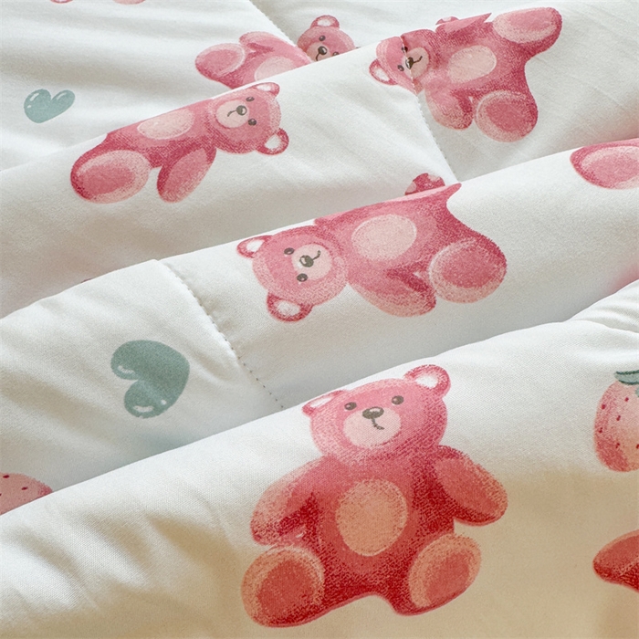 91家纺网 家纺一手货源 找家纺 雅颂缘 2025新款印花水洗棉新疆棉花夏被 草莓小熊