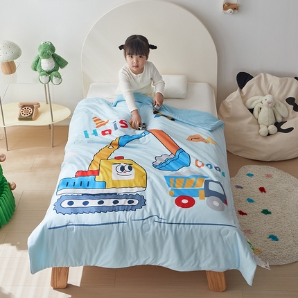 荷马之梦 2025新款卡通数码印花大版针织棉儿童夏被-绵绵系列 工程小车队
