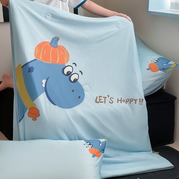 91家纺网 家纺一手货源 找家纺 大彩家居 2025新款凉感丝大版数码印花夏凉被 南瓜恐龙-蓝