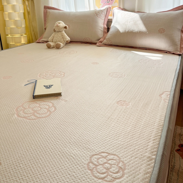 91家纺网 家纺一手货源 找家纺 雅居纺家纺 2025春夏新款A类加厚三明治底提花凉感席床笠款 山茶花