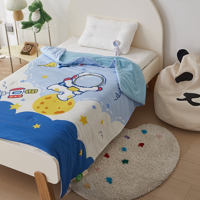 91家纺网 家纺一手货源 找家纺 荷马之梦 2025新款卡通数码印花大版针织棉儿童夏被-绵绵系列 太空漫步