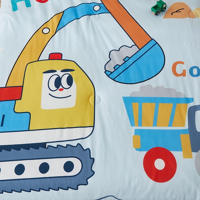 91家纺网 家纺一手货源 找家纺 荷马之梦 2025新款卡通数码印花大版针织棉儿童夏被-绵绵系列 工程小车队