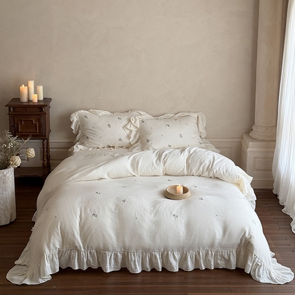 91家纺网 家纺一手货源 找家纺 （总）佳汐蓝 2025春夏新品双层皱皱纱刺绣+荷叶边四件套--花与浔