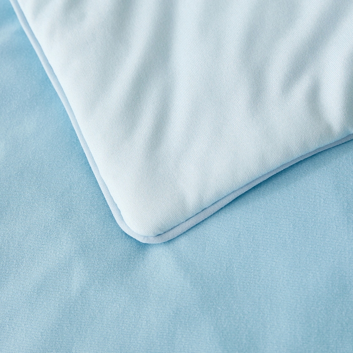 91家纺网 家纺一手货源 找家纺 荷马之梦 2025新款卡通数码印花大版针织棉儿童夏被-绵绵系列 工程小车队