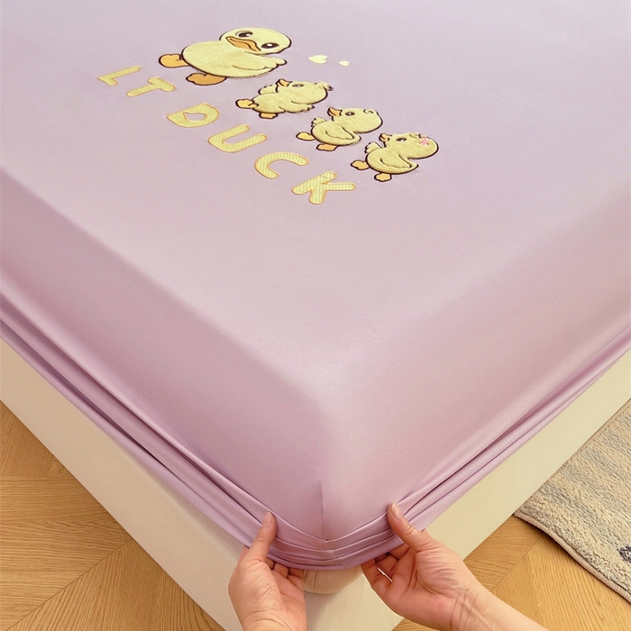 91家纺网 家纺一手货源 找家纺 梦舒羽 2025新款针织棉双层纱床笠-小黄鸭 旅行鸭-香芋紫