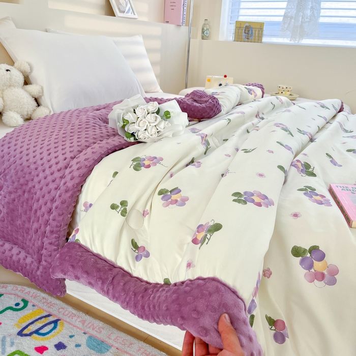 91家纺网 家纺一手货源 找家纺 爱宝被业 2025新款A类凉感豆豆绒羽丝棉夏被 夏日葡萄