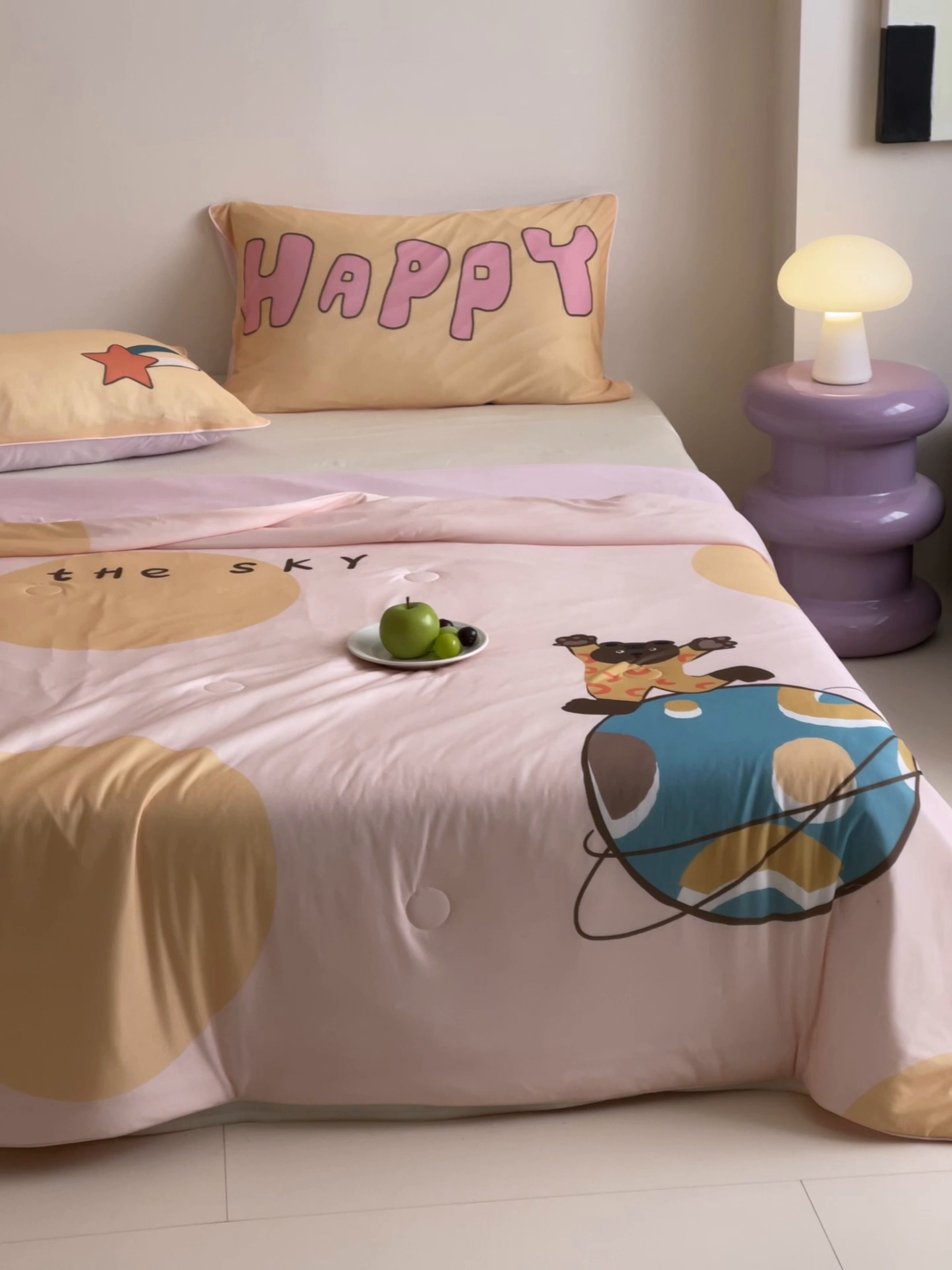 91家纺网 家纺一手货源 找家纺 大彩家居 2025新款凉感丝大版数码印花夏凉被 快乐星球