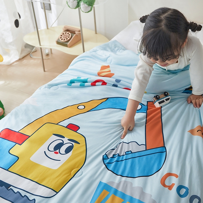 91家纺网 家纺一手货源 找家纺 荷马之梦 2025新款卡通数码印花大版针织棉儿童夏被-绵绵系列 工程小车队