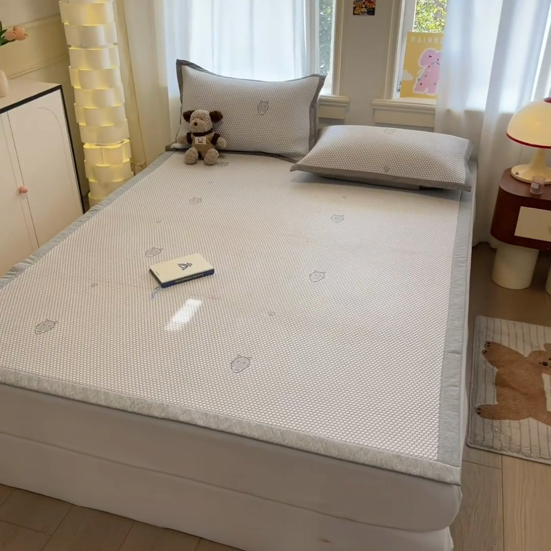 91家纺网 家纺一手货源 找家纺 雅居纺家纺 2025春夏新款A类加厚三明治底提花凉感席床席款 领结小猫